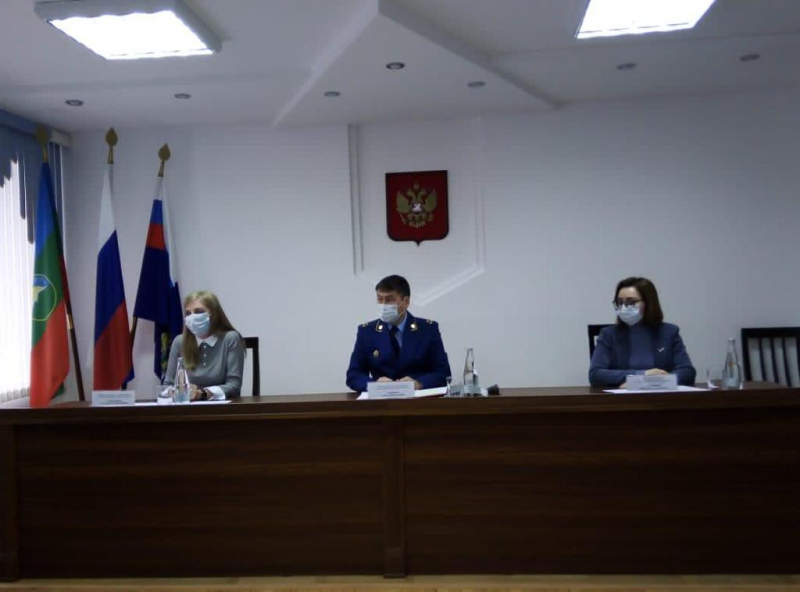 В прокуратуре республики состоялся круглый стол по обсуждению актуальных проблем обеспечения жильем лиц из категории детей-сирот и детей, оставшихся без попечения родителей. 